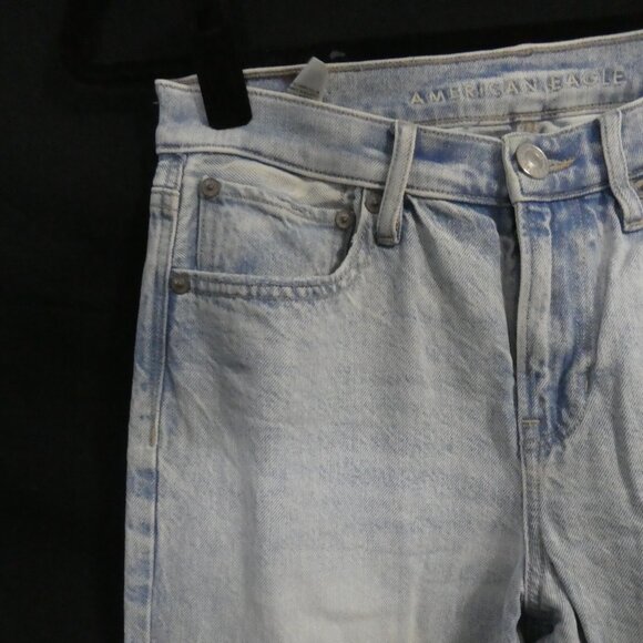 AMERICAN EAGLE | size 2 - short | Light Wash Straight Leg Jeans - Picture 3 of 16